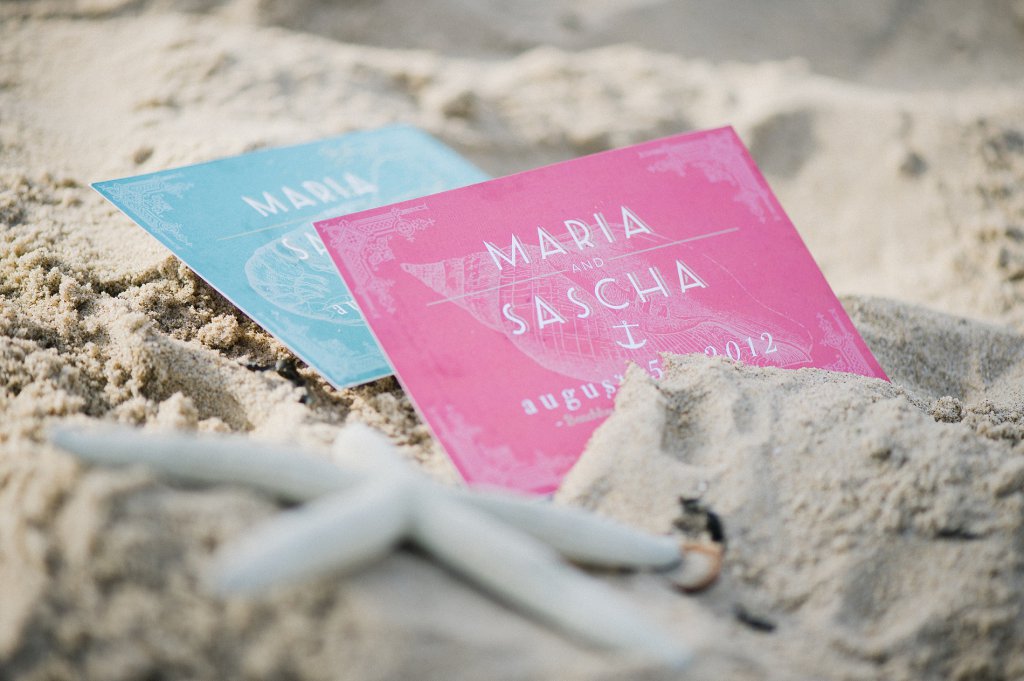 Photo Hochzeitseinladungen im Sand mit Seestern